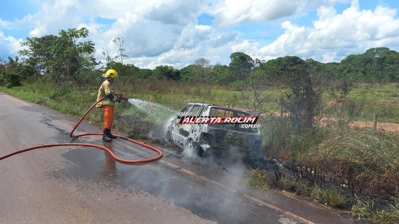 Carro pegou fogo enquanto motorista trafegava pela RO 010 em Rolim de Moura - Vídeo Carro pegou fogo enquanto motorista trafegava pela RO 010 em Rolim de Moura - Vídeo