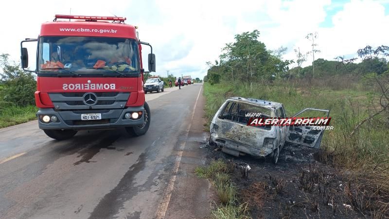 Carro pegou fogo enquanto motorista trafegava pela RO 010 em Rolim de Moura - Vídeo Carro pegou fogo enquanto motorista trafegava pela RO 010 em Rolim de Moura - Vídeo
