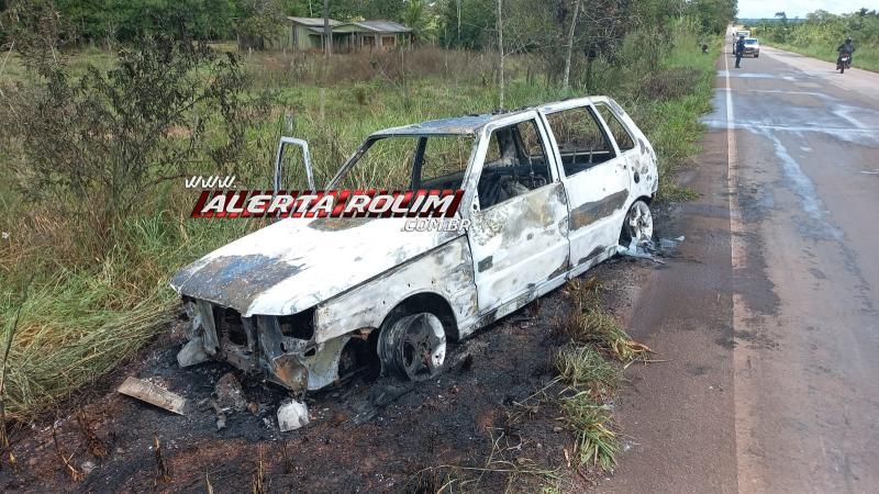 Carro pegou fogo enquanto motorista trafegava pela RO 010 em Rolim de Moura - Vídeo Carro pegou fogo enquanto motorista trafegava pela RO 010 em Rolim de Moura - Vídeo