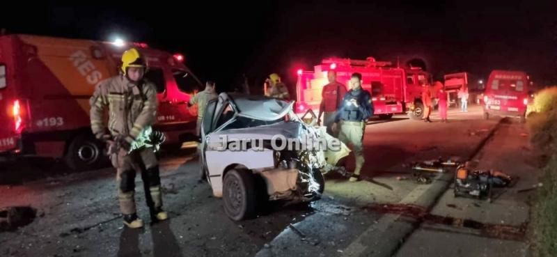 Colisão frontal entre carreta e Fiat Uno na BR 364 deixa uma vítima fatal em RO Colisão frontal entre carreta e Fiat Uno na BR 364 deixa uma vítima fatal em RO