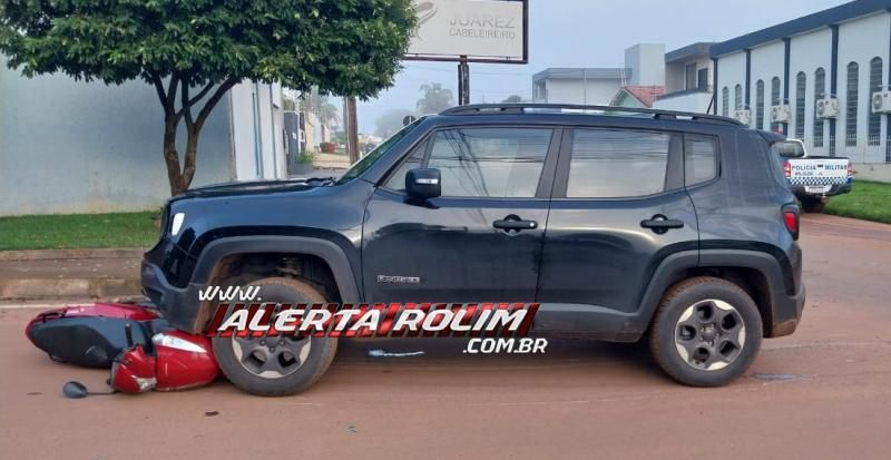 Moto foi atingida por carro nesta manhã de terça-feira em Rolim de Moura Moto foi atingida por carro nesta manhã de terça-feira em Rolim de Moura