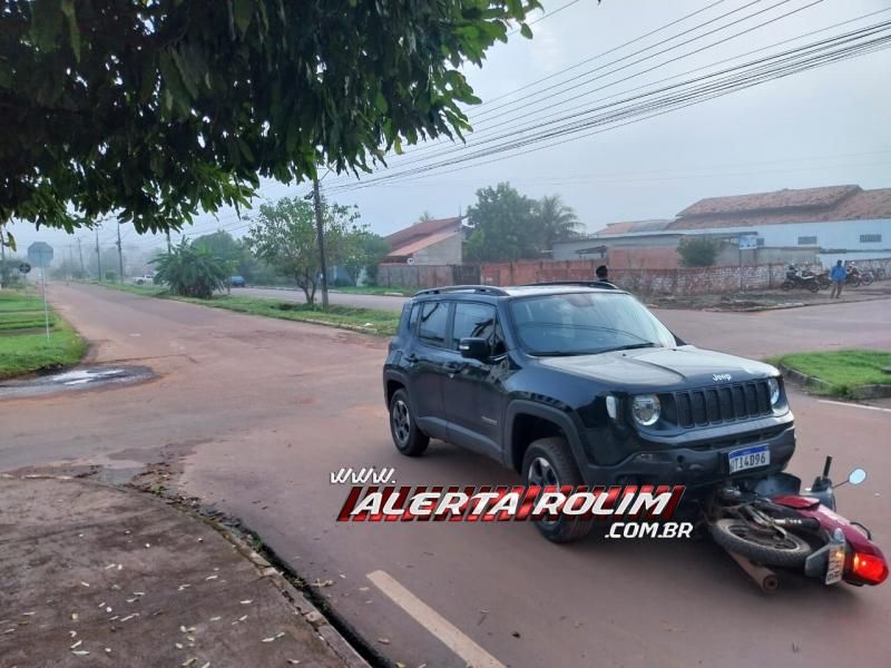Moto foi atingida por carro nesta manhã de terça-feira em Rolim de Moura Moto foi atingida por carro nesta manhã de terça-feira em Rolim de Moura