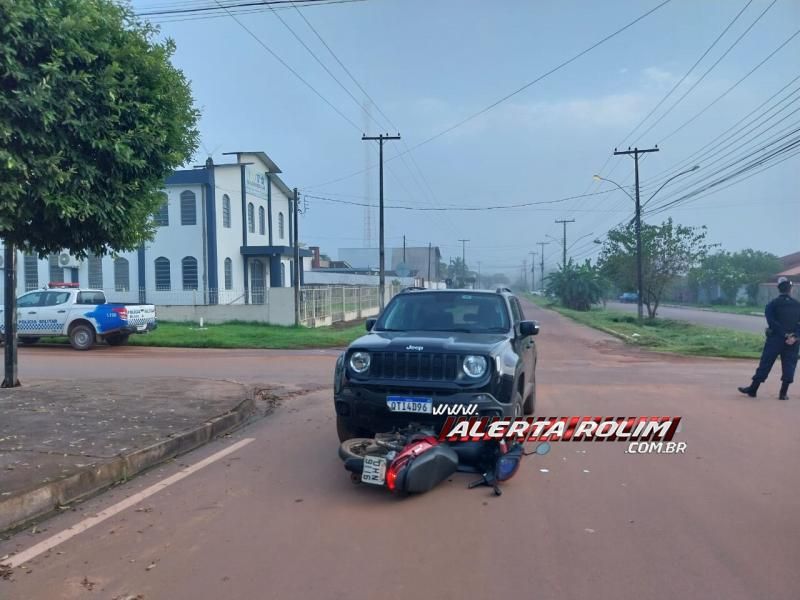 Moto foi atingida por carro nesta manhã de terça-feira em Rolim de Moura Moto foi atingida por carro nesta manhã de terça-feira em Rolim de Moura