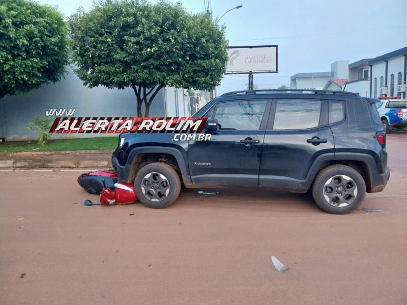 Moto foi atingida por carro nesta manhã de terça-feira em Rolim de Moura Moto foi atingida por carro nesta manhã de terça-feira em Rolim de Moura