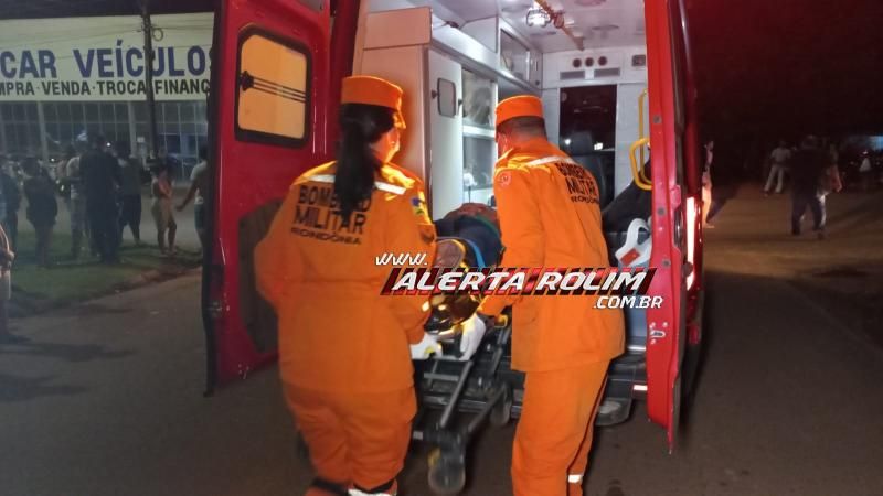 Motociclista fraturou a perna após ser atingido por ônibus escolar nesta noite em Rolim de Moura Motociclista fraturou a perna após ser atingido por ônibus escolar nesta noite em Rolim de Moura