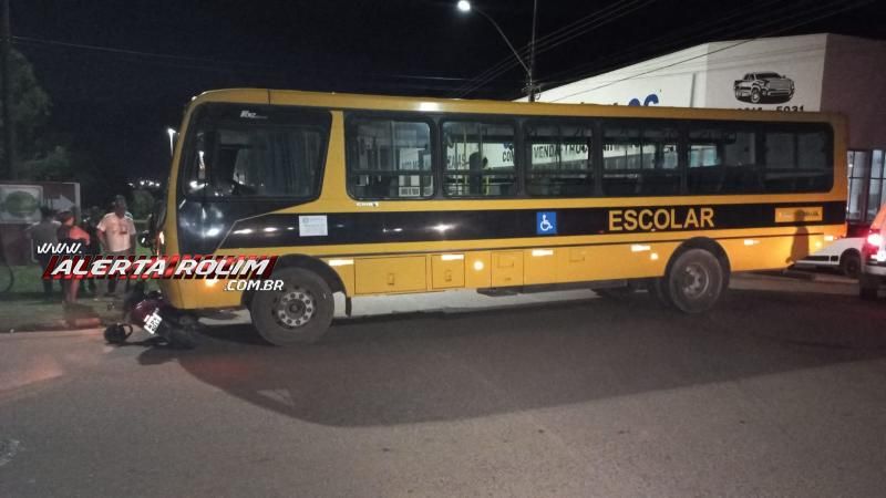 Motociclista fraturou a perna após ser atingido por ônibus escolar nesta noite em Rolim de Moura Motociclista fraturou a perna após ser atingido por ônibus escolar nesta noite em Rolim de Moura