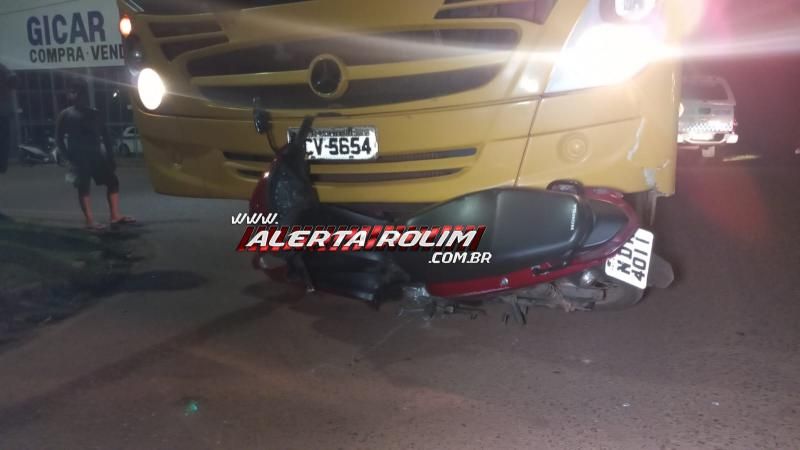 Motociclista fraturou a perna após ser atingido por ônibus escolar nesta noite em Rolim de Moura Motociclista fraturou a perna após ser atingido por ônibus escolar nesta noite em Rolim de Moura