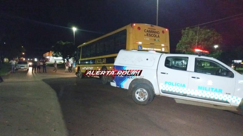Motociclista fraturou a perna após ser atingido por ônibus escolar nesta noite em Rolim de Moura Motociclista fraturou a perna após ser atingido por ônibus escolar nesta noite em Rolim de Moura