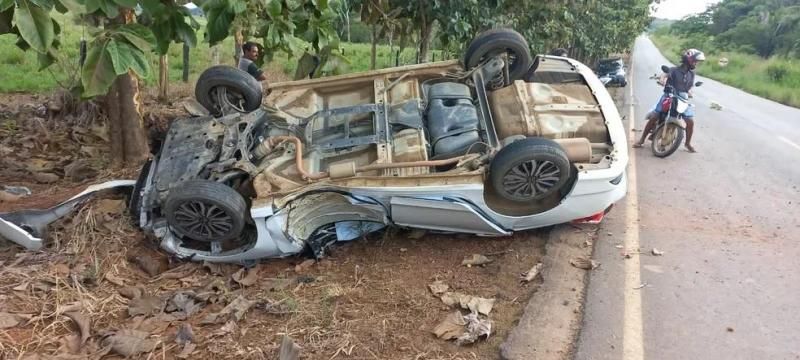 Motorista capotou carro após desviar de capivara em RO Motorista capotou carro após desviar de capivara em RO
