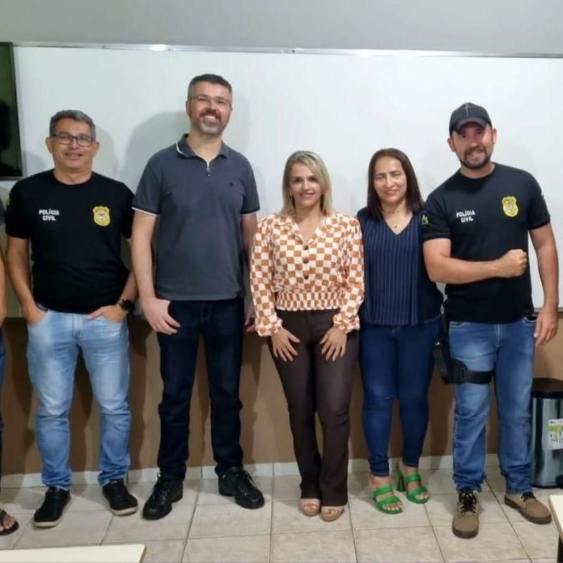 Policiais Civis da DEAM de Rolim de Moura Participam de Palestra sobre Violência Doméstica, Bullying e Cyberbulling em Santa Luzia D Policiais Civis da DEAM de Rolim de Moura Participam de Palestra sobre Violência Doméstica, Bullying e Cyberbulling em Santa Luzia D