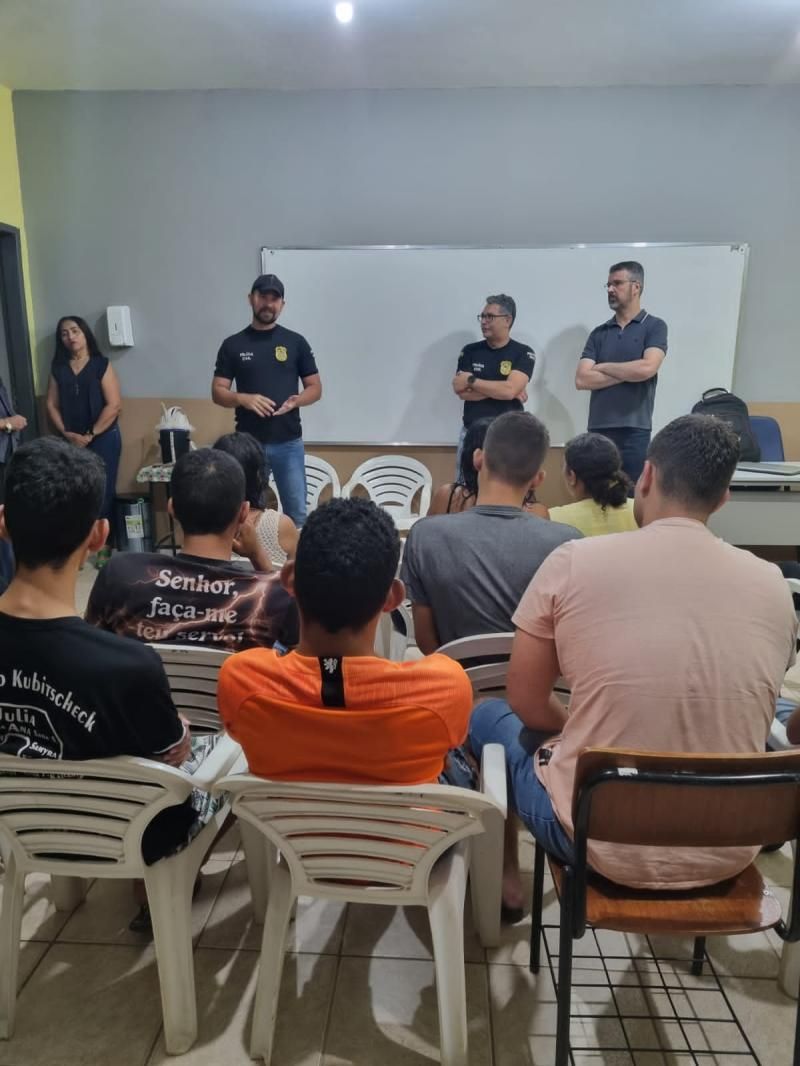 Policiais Civis da DEAM de Rolim de Moura Participam de Palestra sobre Violência Doméstica, Bullying e Cyberbulling em Santa Luzia D Policiais Civis da DEAM de Rolim de Moura Participam de Palestra sobre Violência Doméstica, Bullying e Cyberbulling em Santa Luzia D
