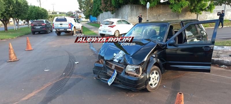 Acidente de trânsito envolvendo dois carros foi registrado no Centro de Rolim de Moura Acidente de trânsito envolvendo dois carros foi registrado no Centro de Rolim de Moura