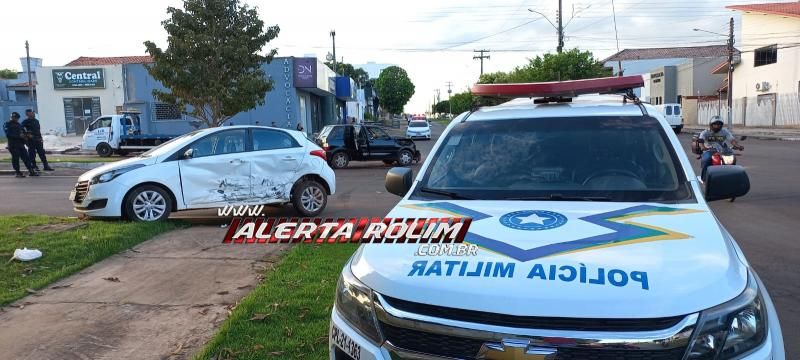 Acidente de trânsito envolvendo dois carros foi registrado no Centro de Rolim de Moura Acidente de trânsito envolvendo dois carros foi registrado no Centro de Rolim de Moura