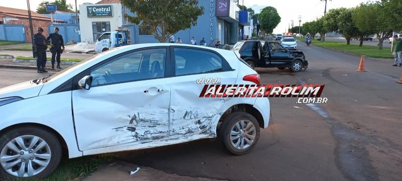 Acidente de trânsito envolvendo dois carros foi registrado no Centro de Rolim de Moura Acidente de trânsito envolvendo dois carros foi registrado no Centro de Rolim de Moura