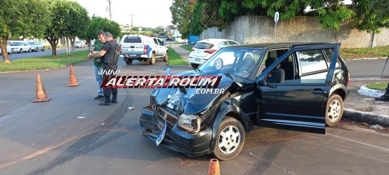 Acidente de trânsito envolvendo dois carros foi registrado no Centro de Rolim de Moura Acidente de trânsito envolvendo dois carros foi registrado no Centro de Rolim de Moura