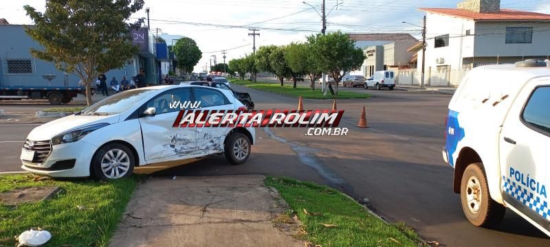 Acidente de trânsito envolvendo dois carros foi registrado no Centro de Rolim de Moura Acidente de trânsito envolvendo dois carros foi registrado no Centro de Rolim de Moura