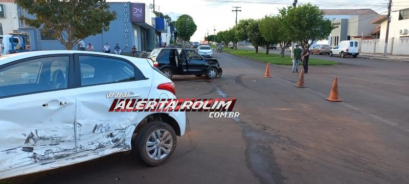 Acidente de trânsito envolvendo dois carros foi registrado no Centro de Rolim de Moura Acidente de trânsito envolvendo dois carros foi registrado no Centro de Rolim de Moura