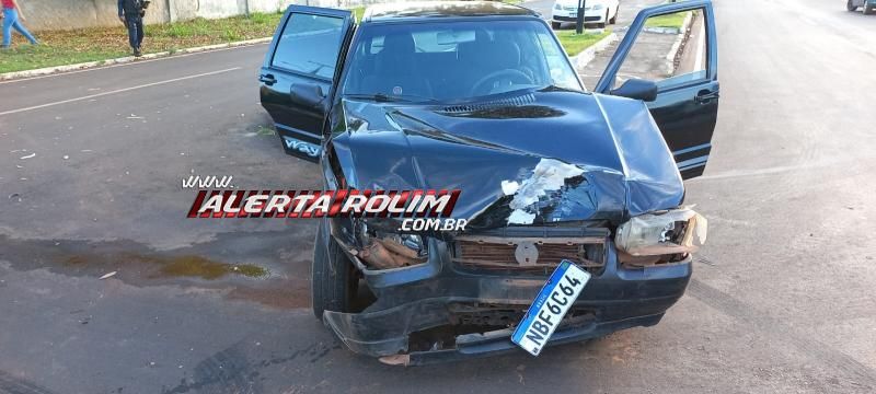 Acidente de trânsito envolvendo dois carros foi registrado no Centro de Rolim de Moura Acidente de trânsito envolvendo dois carros foi registrado no Centro de Rolim de Moura