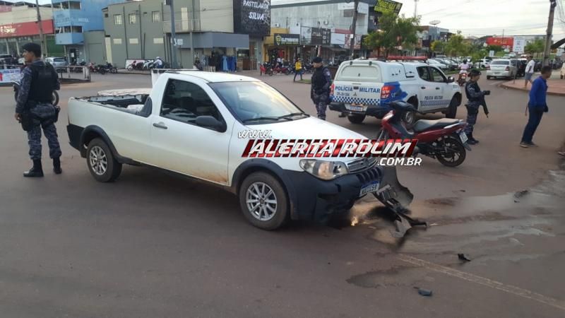 Acidente entre carro e moto foi registrado nesta tarde no Centro de Rolim de Moura Acidente entre carro e moto foi registrado nesta tarde no Centro de Rolim de Moura