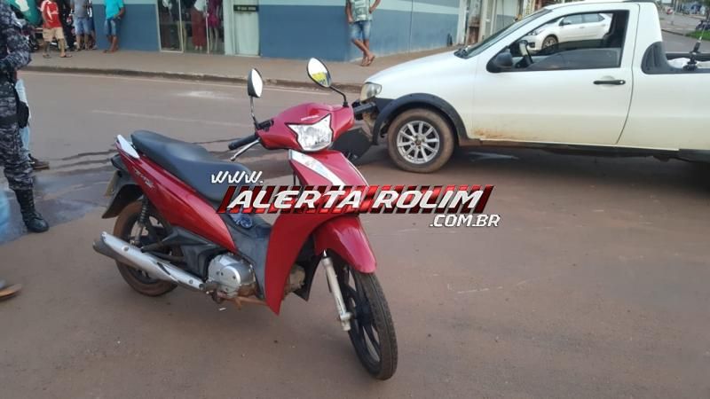 Acidente entre carro e moto foi registrado nesta tarde no Centro de Rolim de Moura Acidente entre carro e moto foi registrado nesta tarde no Centro de Rolim de Moura