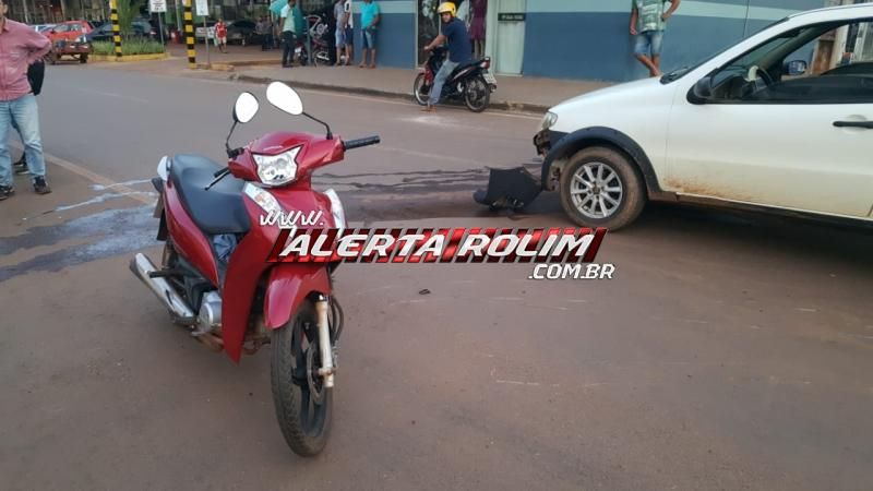 Acidente entre carro e moto foi registrado nesta tarde no Centro de Rolim de Moura Acidente entre carro e moto foi registrado nesta tarde no Centro de Rolim de Moura