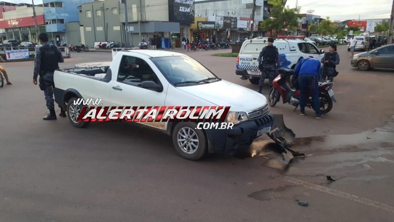 Acidente entre carro e moto foi registrado nesta tarde no Centro de Rolim de Moura Acidente entre carro e moto foi registrado nesta tarde no Centro de Rolim de Moura