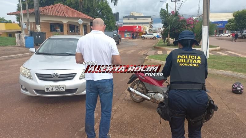 Acidente envolvendo carro e moto deixou uma pessoa ferida nesta tarde em Rolim de Moura Acidente envolvendo carro e moto deixou uma pessoa ferida nesta tarde em Rolim de Moura
