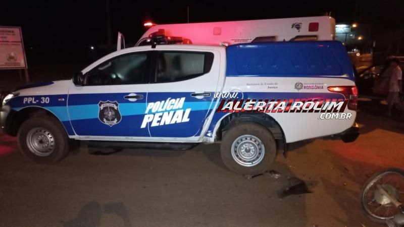 Acidente envolvendo viatura da Policia Penal deixou motociclista com fratura na perna em Rolim de Moura Acidente envolvendo viatura da Policia Penal deixou motociclista com fratura na perna em Rolim de Moura