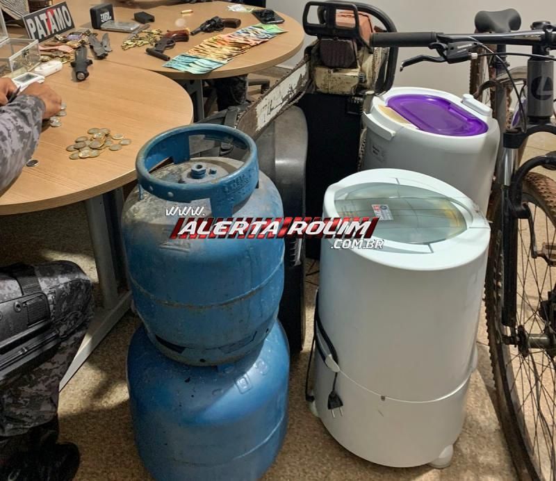 Acusado de tráfico foi preso pela PM em Rolim de Moura com drogas, armas de fogo, munições, dinheiro e vários objetos de procedência duvidosa Acusado de tráfico foi preso pela PM em Rolim de Moura com drogas, armas de fogo, munições, dinheiro e vários objetos de procedência duvidosa