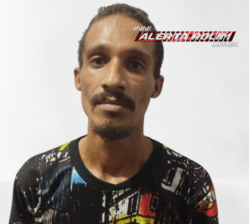 Acusado de tráfico foi preso pela PM em Rolim de Moura com drogas, armas de fogo, munições, dinheiro e vários objetos de procedência duvidosa Acusado de tráfico foi preso pela PM em Rolim de Moura com drogas, armas de fogo, munições, dinheiro e vários objetos de procedência duvidosa