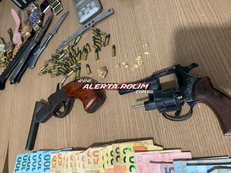 Acusado de tráfico foi preso pela PM em Rolim de Moura com drogas, armas de fogo, munições, dinheiro e vários objetos de procedência duvidosa Acusado de tráfico foi preso pela PM em Rolim de Moura com drogas, armas de fogo, munições, dinheiro e vários objetos de procedência duvidosa