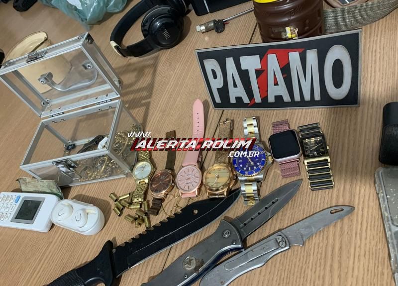 Acusado de tráfico foi preso pela PM em Rolim de Moura com drogas, armas de fogo, munições, dinheiro e vários objetos de procedência duvidosa Acusado de tráfico foi preso pela PM em Rolim de Moura com drogas, armas de fogo, munições, dinheiro e vários objetos de procedência duvidosa