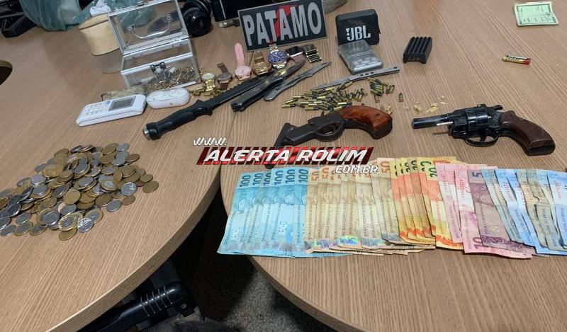 Acusado de tráfico foi preso pela PM em Rolim de Moura com drogas, armas de fogo, munições, dinheiro e vários objetos de procedência duvidosa Acusado de tráfico foi preso pela PM em Rolim de Moura com drogas, armas de fogo, munições, dinheiro e vários objetos de procedência duvidosa