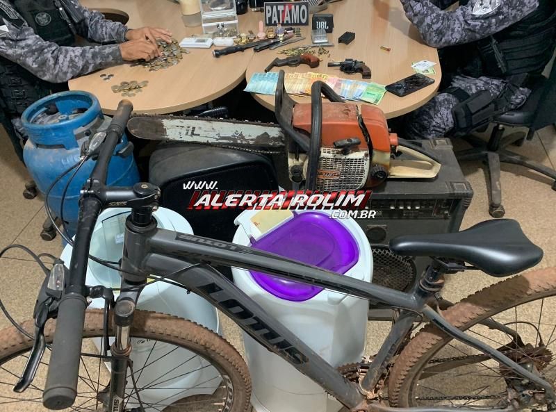 Acusado de tráfico foi preso pela PM em Rolim de Moura com drogas, armas de fogo, munições, dinheiro e vários objetos de procedência duvidosa Acusado de tráfico foi preso pela PM em Rolim de Moura com drogas, armas de fogo, munições, dinheiro e vários objetos de procedência duvidosa