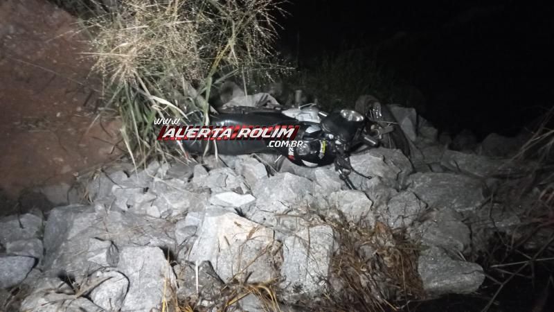 Adolescentes caíram com moto em ribanceira na RO 383 em Rolim de Moura Adolescentes caíram com moto em ribanceira na RO 383 em Rolim de Moura