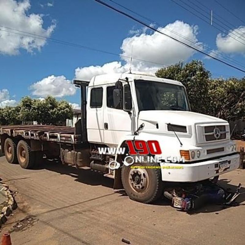 Após ser atingido por carro, motociclista foi parar embaixo de caminhão em Alta Floresta do Oeste Após ser atingido por carro, motociclista foi parar embaixo de caminhão em Alta Floresta do Oeste