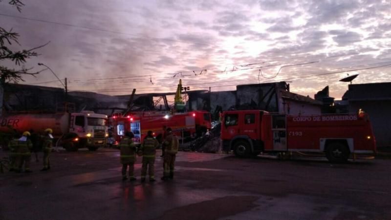 Atualizada – Loja Cairu é destruída por incêndio de grandes proporções em Pimenta Bueno Atualizada – Loja Cairu é destruída por incêndio de grandes proporções em Pimenta Bueno