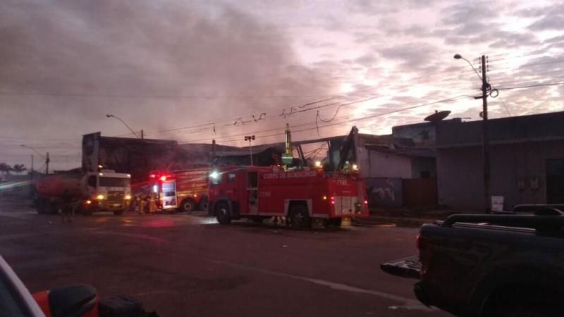 Atualizada – Loja Cairu é destruída por incêndio de grandes proporções em Pimenta Bueno Atualizada – Loja Cairu é destruída por incêndio de grandes proporções em Pimenta Bueno