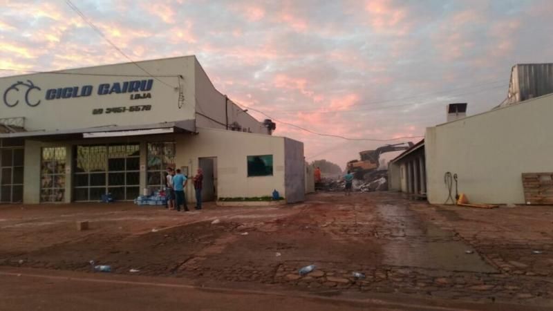 Atualizada – Loja Cairu é destruída por incêndio de grandes proporções em Pimenta Bueno Atualizada – Loja Cairu é destruída por incêndio de grandes proporções em Pimenta Bueno