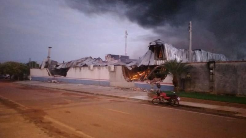 Atualizada – Loja Cairu é destruída por incêndio de grandes proporções em Pimenta Bueno Atualizada – Loja Cairu é destruída por incêndio de grandes proporções em Pimenta Bueno