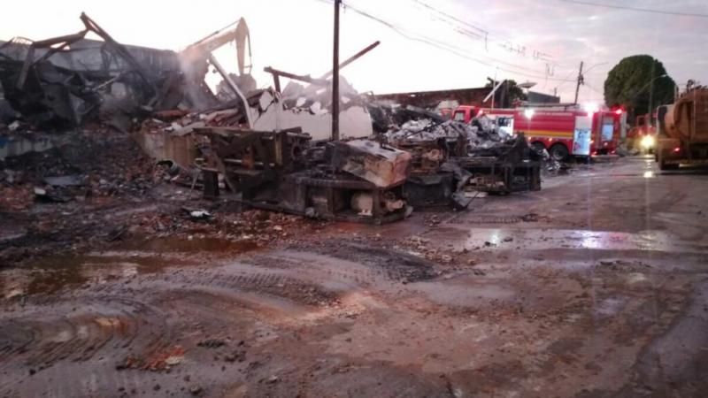 Atualizada – Loja Cairu é destruída por incêndio de grandes proporções em Pimenta Bueno Atualizada – Loja Cairu é destruída por incêndio de grandes proporções em Pimenta Bueno