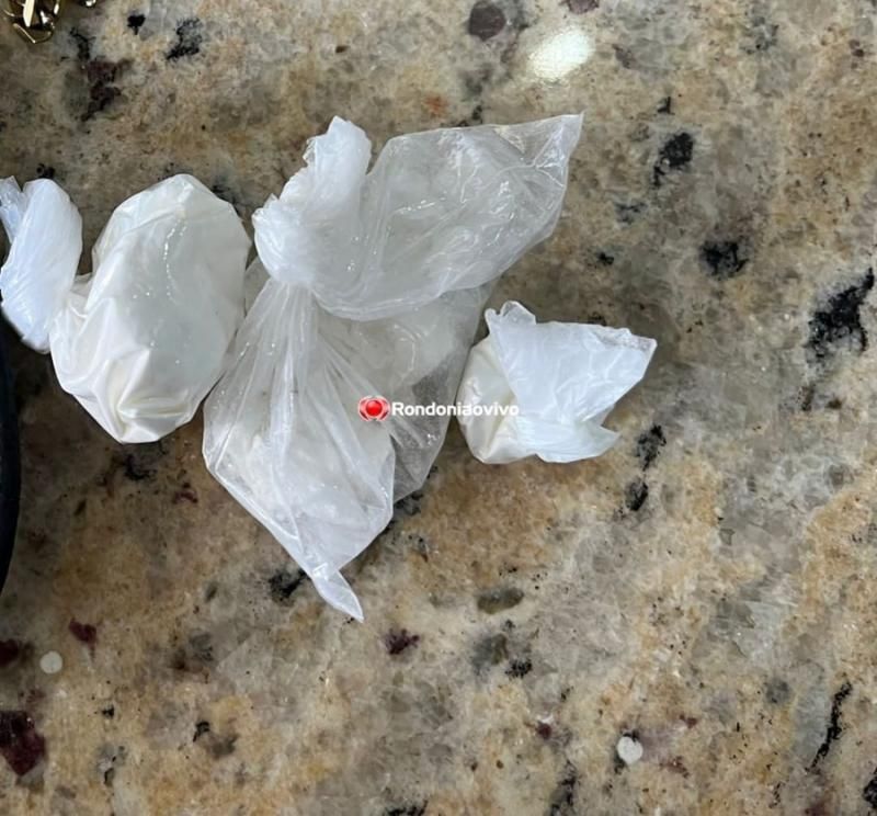 Cadela encontra droga escondida em bíblias durante operação da Polícia Civil em RO Cadela encontra droga escondida em bíblias durante operação da Polícia Civil em RO