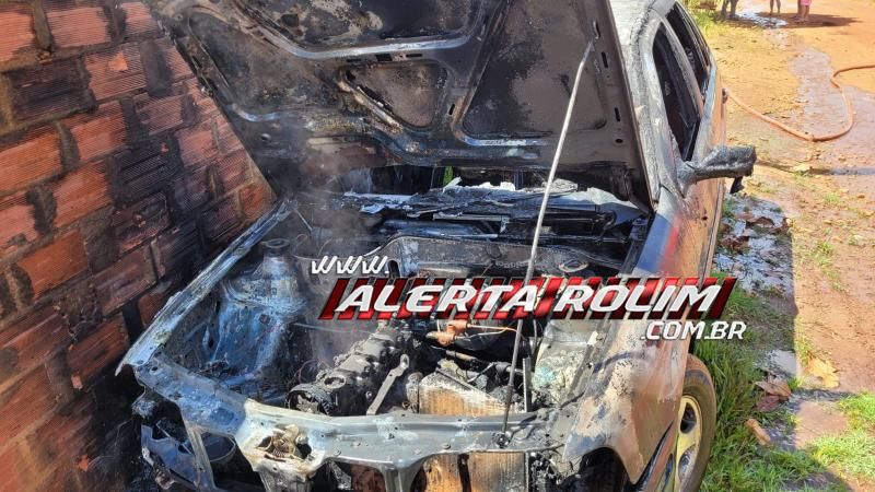 Carro foi parcialmente destruído por incêndio nesta tarde em Rolim de Moura Carro foi parcialmente destruído por incêndio nesta tarde em Rolim de Moura