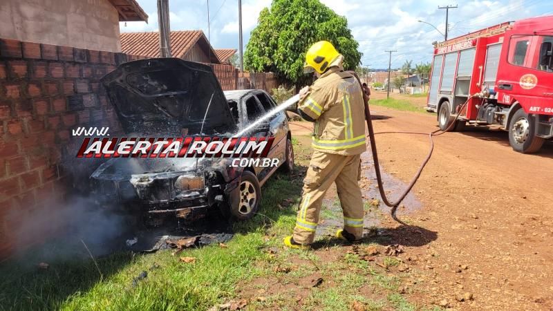 Carro foi parcialmente destruído por incêndio nesta tarde em Rolim de Moura Carro foi parcialmente destruído por incêndio nesta tarde em Rolim de Moura