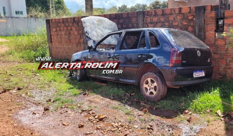 Carro foi parcialmente destruído por incêndio nesta tarde em Rolim de Moura Carro foi parcialmente destruído por incêndio nesta tarde em Rolim de Moura