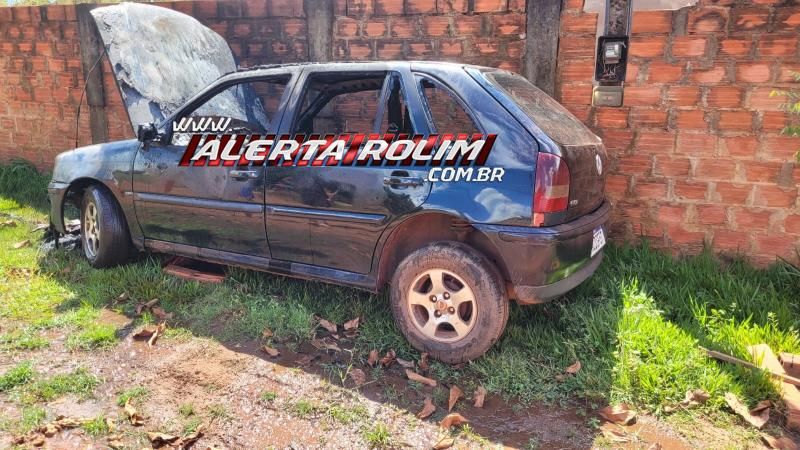 Carro foi parcialmente destruído por incêndio nesta tarde em Rolim de Moura Carro foi parcialmente destruído por incêndio nesta tarde em Rolim de Moura