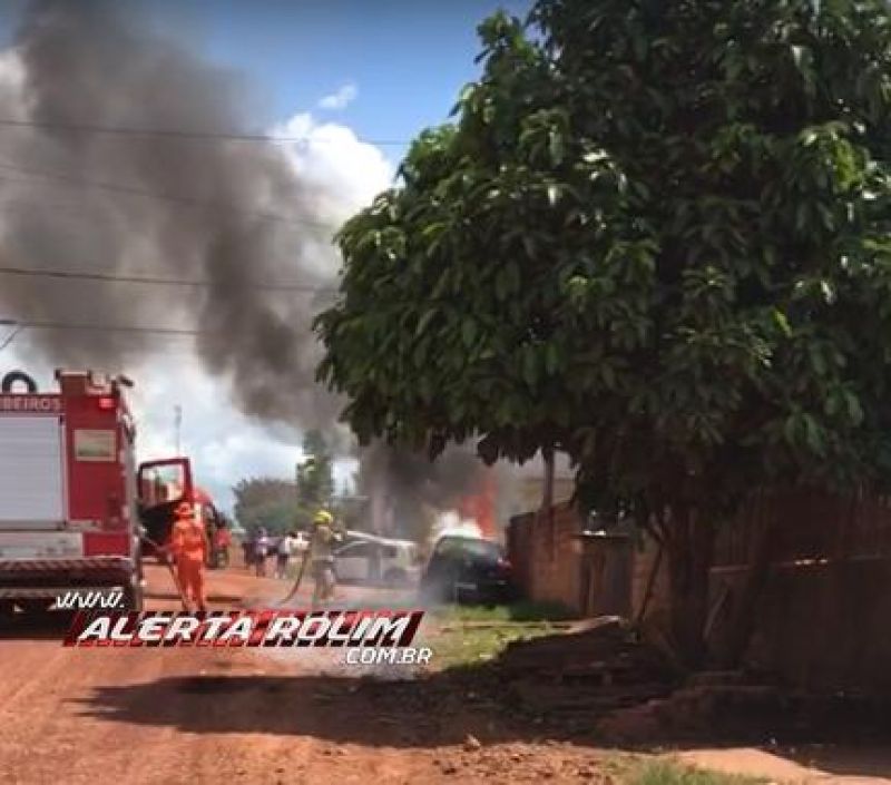 Carro foi parcialmente destruído por incêndio nesta tarde em Rolim de Moura Carro foi parcialmente destruído por incêndio nesta tarde em Rolim de Moura