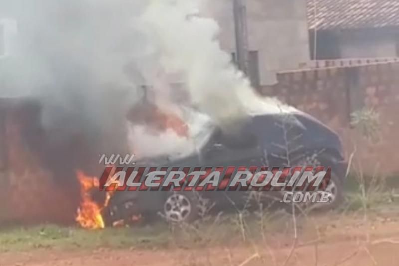 Carro foi parcialmente destruído por incêndio nesta tarde em Rolim de Moura Carro foi parcialmente destruído por incêndio nesta tarde em Rolim de Moura