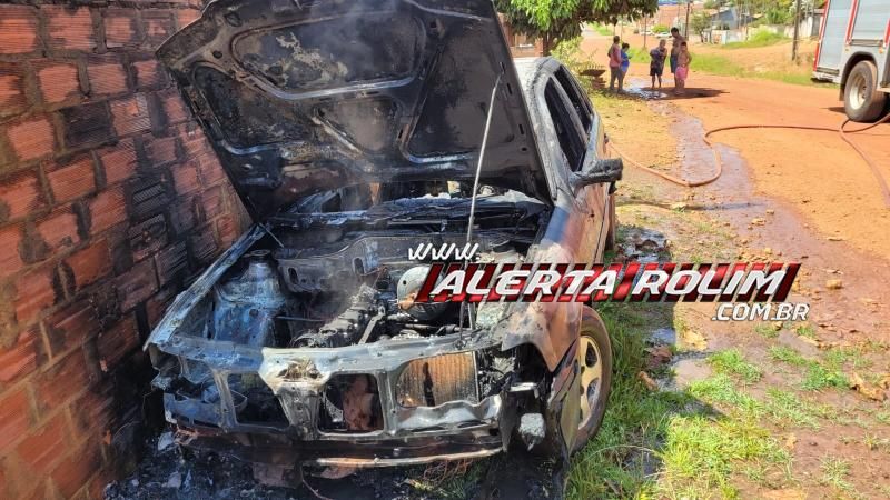 Carro foi parcialmente destruído por incêndio nesta tarde em Rolim de Moura Carro foi parcialmente destruído por incêndio nesta tarde em Rolim de Moura