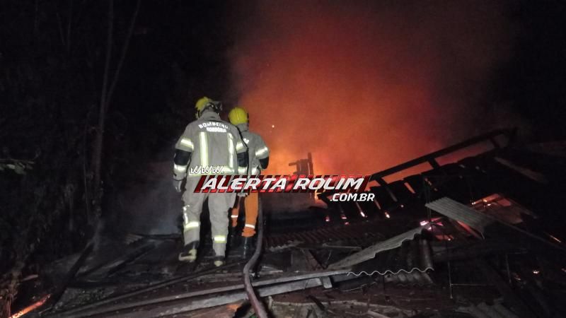 Casa abandonada foi completamente destruída por incêndio em Rolim de Moura Casa abandonada foi completamente destruída por incêndio em Rolim de Moura